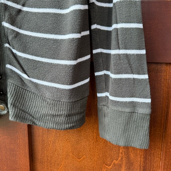 Women’s Zenana Outfitters Green and White Striped Snap Front Cardigan Size XL - Picture 3 of 8